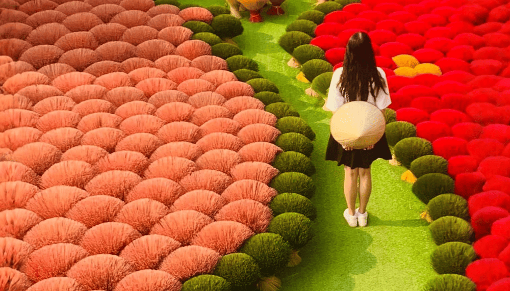 Du khách nên mặc trang phục có màu sắc tối giản để nổi bật giữa những bó hương rực rỡ (Nguồn: Fanpage Làng Hương Quảng Phú Cầu)